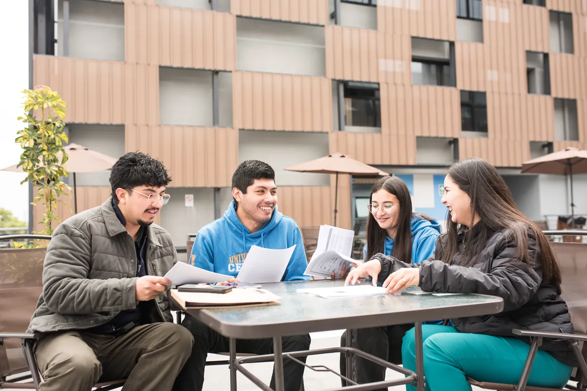 Estudiantes en el campus